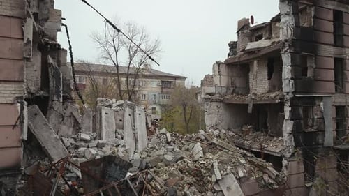 Krieg in Wohngebieten Kaputte Fenster und verbrannte Wohnungen Krieg in der Stadt Stadt im Kriegsgebiet