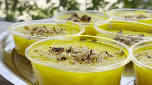 Postre tradicional turco Zerde Sutlac hecho con arroz