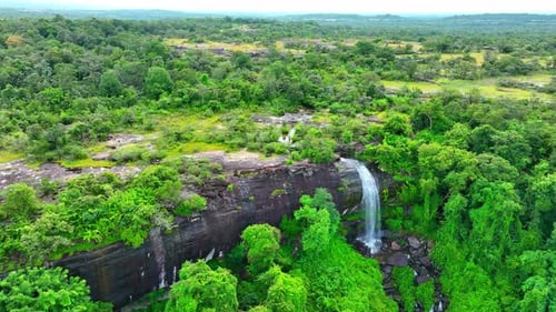 Une cascade à couper le souffle tombe en cascade d'une falaise imposante.