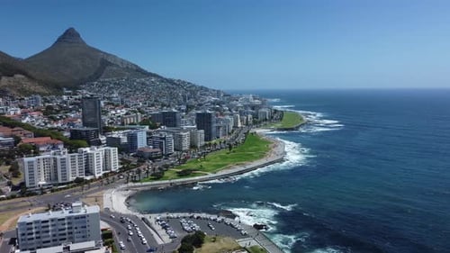 Luftaufnahme der Stadt Kapstadt und des Lion's Head Mountain in Südafrika