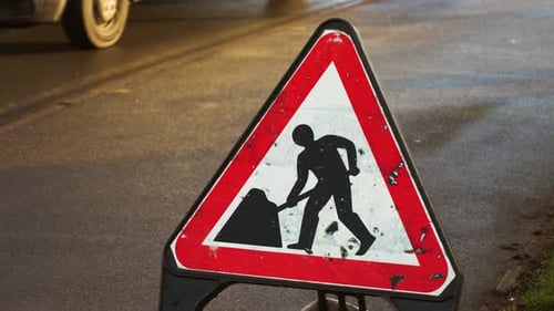 Sinal de alerta de construção de estradas no Conselho Consultivo de Trânsito do Reino Unido indicando trabalhos de manutenção