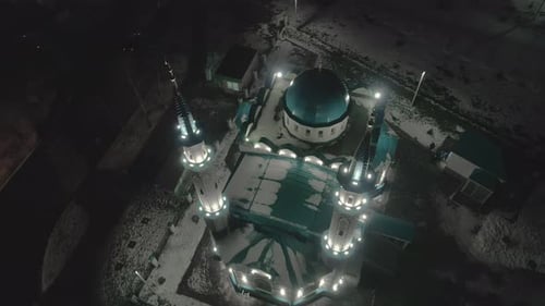 Muslimische Moschee mit leistungsstarker Lichtausrüstung auf der verschneiten Straße