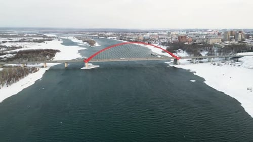Flug über den Fluss Ob mit Blick auf die Bugrinsky-Brücke
