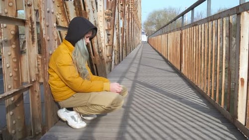 Mädchen auf der Brücke mit rostigem Metall