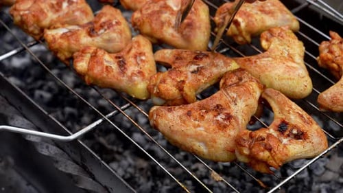 Köstliches Hähnchen, das auf dem Barbecue-Grill gebraten wird, Außengewürz, das auf frisch gegrilltes Hähnchen fällt