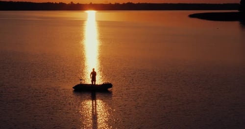 Luftaufnahme von Männern, die abends vor strahlender Sonne vom Boot aus fischen. Aufgenommen mit Zenmuse x5s in