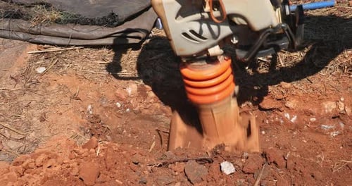 Machine à tasser, outil de compactage à plaque vibratoire, outil de compactage au sol