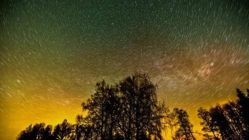 5K Zeitraffer der wunderschönen Milchstraßengalaxie mit rotierenden Sternen und buntem Himmel - Silhouette des Baumes