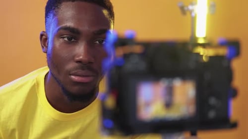 Vlog-Aufnahme Videointerview Upset Man Camera