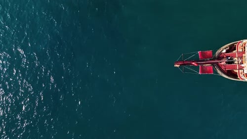 Ein Piratenschiff mit Touristen segelt im Blauen Meer in der Stadt Alanya Rote türkische Flagge