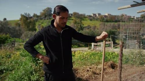 Un homme respire après avoir biné