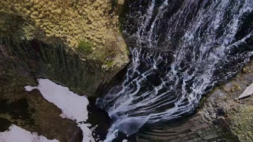 Luftaufnahme des Wasserflusses, der vom Wasserfall High Cliffs fällt