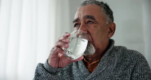 Heim, Gesundheit und Senioren Trinkwasser, Wellness und Durst mit Ruhestand, Ruhe oder Entspannung