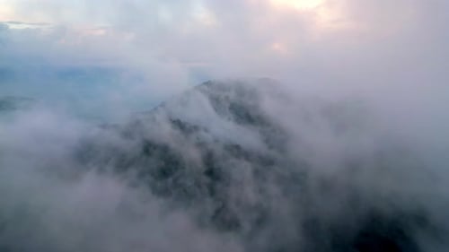 Le ciel est nuageux et les montagnes sont couvertes de brouillard à Pulau Pangkor