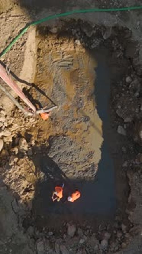Actividad vertical en vídeo en una obra de construcción centrada en el trabajo de cimentación con equipos cualificados