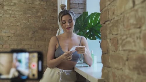 Una bloguera de belleza está haciendo un Vídeo para sus Seguidores