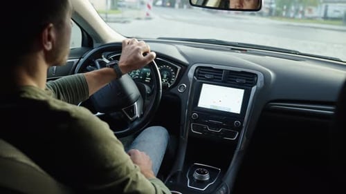 Motorista masculino dirigindo carro dentro da vista