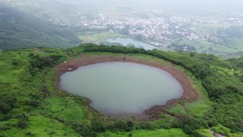 Vue aérienne cinématographique du lac sacré de la colline de Brahmagiri dans les Ghâts occidentaux du Maharashtra