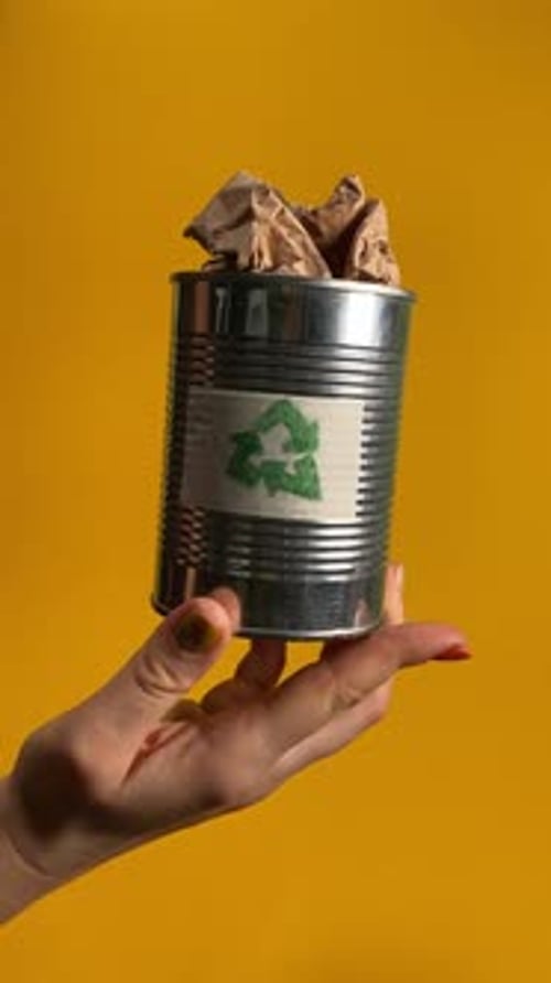 Recicla en acción, imágenes verticales en HD de una vida con conciencia ecológica