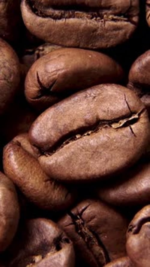 Rotierende Aufnahme köstlicher gerösteter Kaffeebohnen