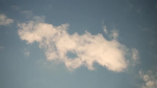 eine wunderschöne Wolke am Himmel, wenn die Sonne untergeht