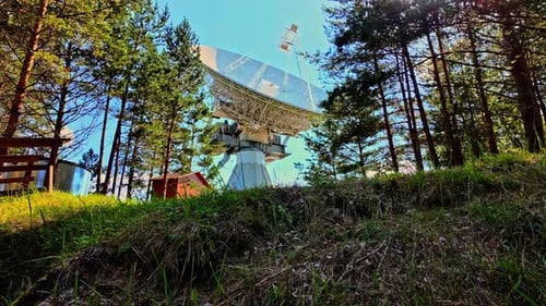 Vue colorée sur le centre de radioastronomie hors de la forêt verte par une journée ensoleillée, prise de vue fixe