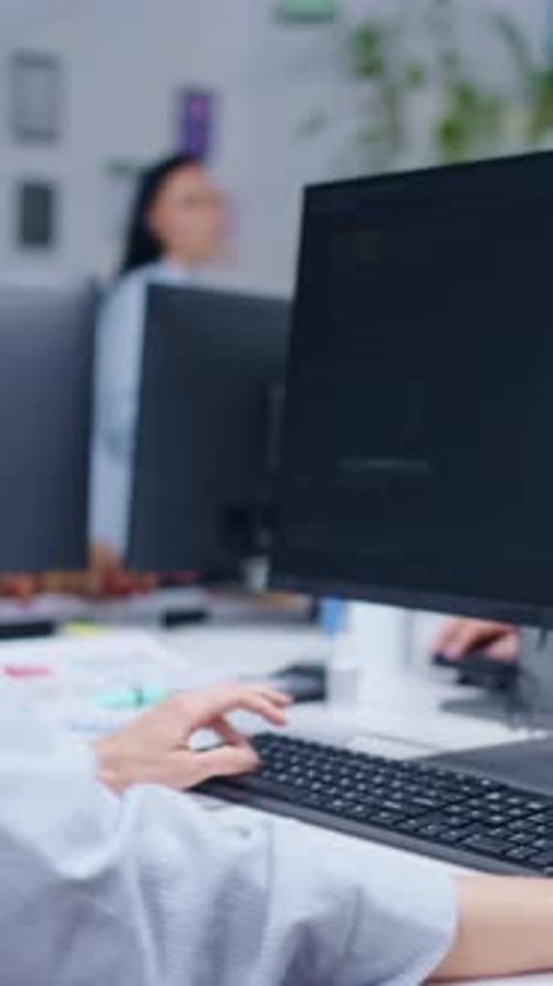 Entorno de codificación colaborativo Dos desarrolladores de software se dedicaron a la programación en estaciones de trabajo con