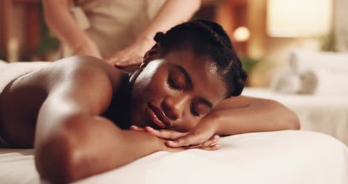Mädchen-, Hand- und Rückenmassage mit Relax im Spa für Muskelverspannungen, Luxusbehandlung und Körperverwöhnung