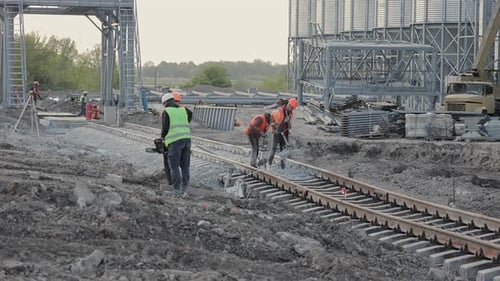 Engenheiros estão construindo uma ferrovia Um engenheiro ferroviário realiza trabalhos de reparo em uma ferrovia
