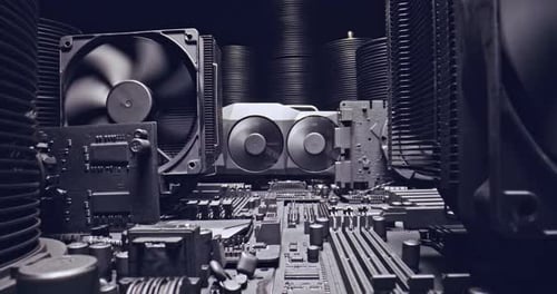Nahaufnahme von funktionierenden Motherboards und Grafikkarte an Bord.