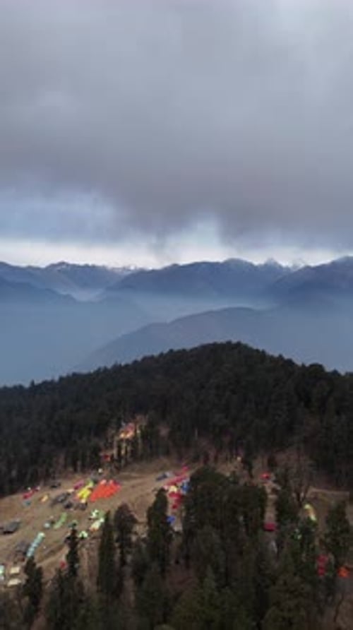Un brouillard matinal recouvre les vallées de l'Uttarakhand