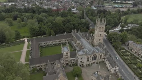 Vista aérea sobre a cidade de Oxford com o Merton College