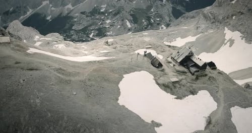Vue des montagnes slovènes prise depuis un hélicoptère, d'un chalet de montagne slovène dans les Alpes juliennes, avec un peu de soleil