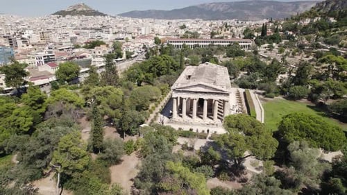 Templo histórico de Hefesto rodeado de vegetación, Ágora de Atenas, órbita aérea