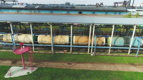 Cisternas llenas de petróleo se encuentran en la pista