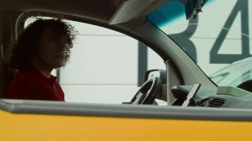 Motorista chegando ao armazém de carro no serviço de entrega