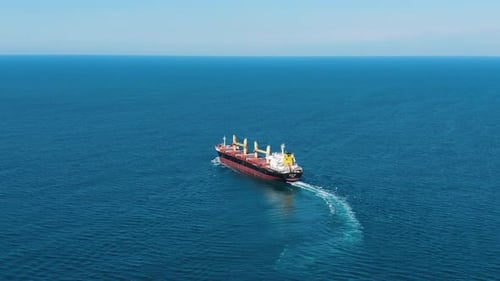 Ein großes Schiff mit Ölprodukten segelt an einem sonnigen Tag auf dem Meer Luftbild