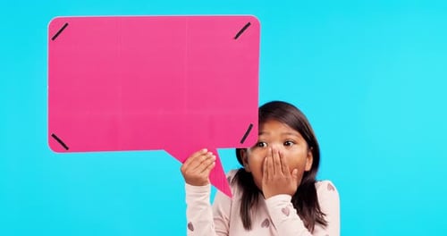 Bulle de dialogue, wow et visage de fille sur fond bleu pour l'annonce, les nouvelles et les informations