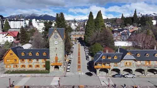 Horizonte de Bariloche en Bariloche en Río Negro, Argentina. Famosa plaza turística. Centro de la ciudad. Aturdido