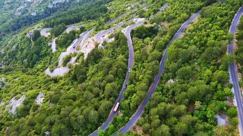 Estrada sinuosa: serpentina de Lovcensky com curvas perigosas que levam ao topo do Montenegrino