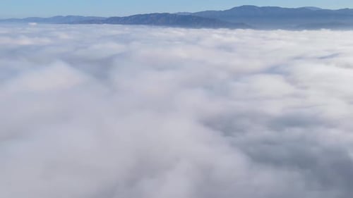 Vue aérienne du lever du soleil au-dessus des nuages