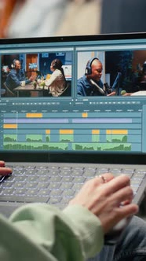Vídeo vertical: cineasta nómada digital que corta clips de vídeo y aplica gradación de color