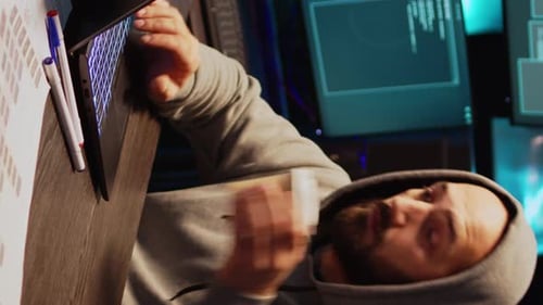 Ladrão criminoso de vídeo vertical hackeando senha para quebrar a interface do servidor