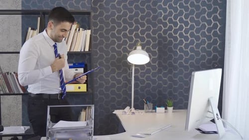 Un employé de bureau dansant travaille.
