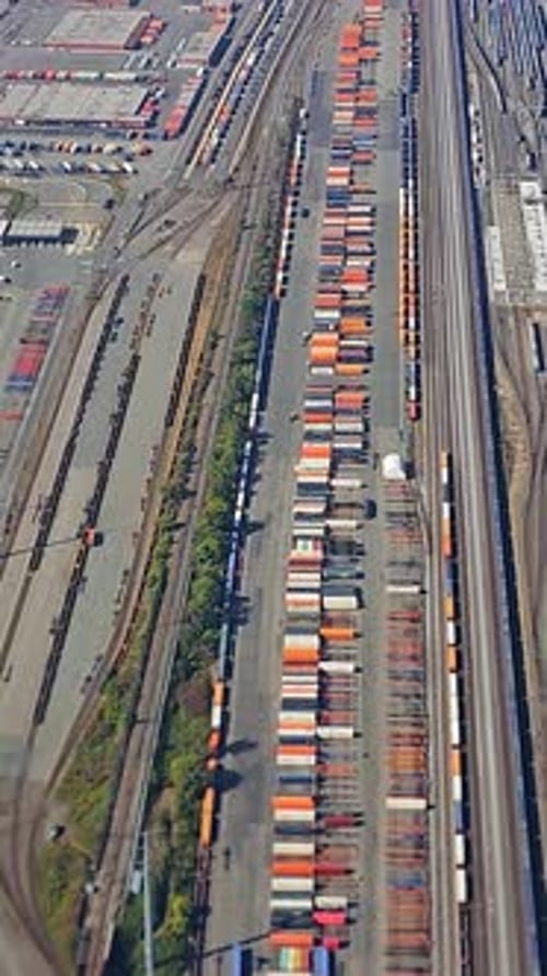 Vista aérea do terminal de trem de carga com contêineres e trilhos em uma área industrial de carga grande