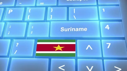 Flagge von Suriname auf den Tasten auf der Tastatur mit Ländernamen
