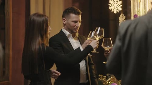 Colegas de trabalho comemorando o Ano Novo e o bem-sucedido final de ano na festa multiétnica da Merry Company