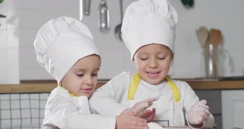 Zwei kleine Mädchen in der Küche bereiten Essen zu, ein Dessert für die Familie. Als sie kochen lernen
,