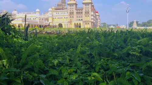 Photo révélatrice du palais Amba Vilas à Mysore, élégamment encadré par une végétation luxuriante