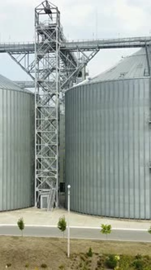 Luftbild. Anlage zur Lagerung und Verarbeitung von Getreide. Vertikales Video zum Metallkornaufzug